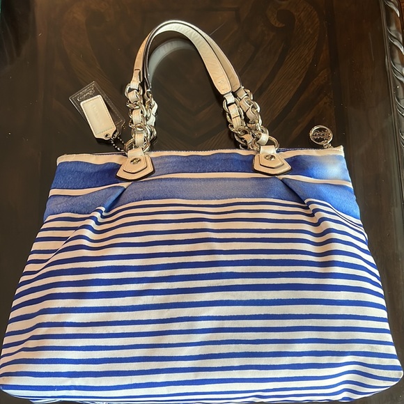 Coach poppy design purse
Great 4th, Memorial/Veterans Day, Red, white & blue. - Picture 4 of 7